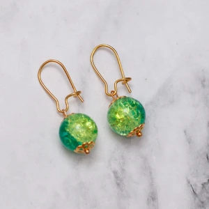  - Fina örhängen med tvåfärgade glaspärlor. Nickelfria. Obs! De är inte orangea som på bilden, Photoshop ändrar färgerna för mig 🙃 Fri frakt vid köp över 100:-.