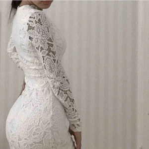 Vit Klänning Nelly  - Jättefin klänning köpt på Nelly, storleken är XS men på mig som har S passar den perfekt. FRAKT INGÅR. Pris kan diskuteras vid snabb affär. 