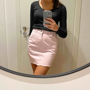  - Ljusrosa kjol från NLY trend. Super fin kjol, säljer för att den inte kom till användning. Endast använd 1 gång!! Köparen står för frakten💕