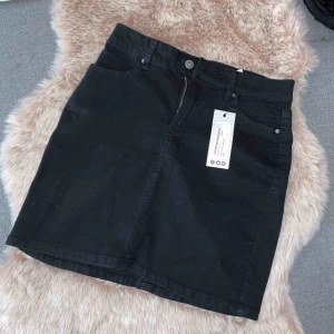  - Oanvänd jeanskjol från Boohoo, storlek 36 men säljer då den är för stor för mig. 🌸