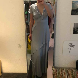  - Superdrömmig blå klänning, perfekt till bal !! Storlek 34/xs, dragkedja i sidan! Köpt för ca 600 förra året, aldrig använd Pris kan diskuteras vid snabb affär, men frakt tillkommer 💙