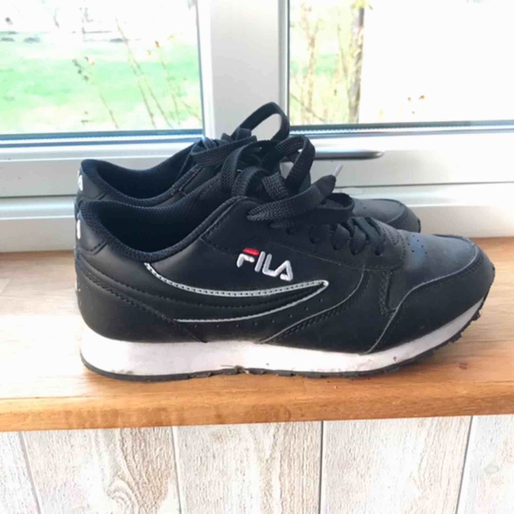 Jättefina svarta skor från Fila | Plick Second Hand