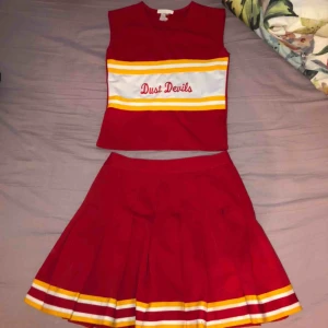  - Supersöt cheerleader kostym köpt på plick förra året 💛❤️ Storlek 34/xs  Aldrig använd av mig, köpt för 225 kr, frakt tillkommer ❣️