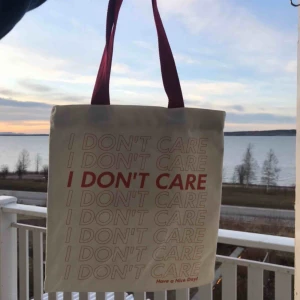  - Tygkassarna finns i 8 olika tryck. Gratis frakt i hela landet. 1 för 149kr. 2 för 249kr. 3 för 299kr. Har dragkedja och ett innerfack med dragkedja. Skicka ett meddelande för att köpa. Betalning sker via swish. @tygkassen på instagram❤️🧡💛💚💙💜💗❤️🧡