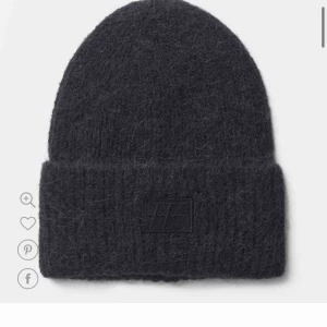  - Mörkgrå mössa från Carin Wester. Använd 1-2 ggr. Nypris 300 kr. 