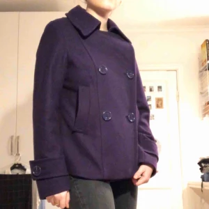  - Superfin plommonlila kappa från Hm. I fint skick och sitter bra för den som har storlek S-M. (Säljer den pga av att jag numera har för breda axlar.)  Kan skickas mot fraktkostnad 