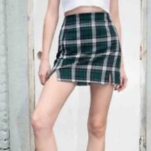  - Fin grön rutig kjol från brandy Melville, aldrig använd. One size, skulle säga att den passar xs-s.⚡️💓