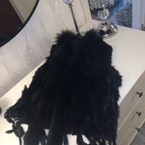  - Pälsväst från hollies i toppen skick 