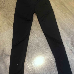  - Svarta jättefina träningstights. Det är som ett nät som går runt om dem som är jättesnyggt💗