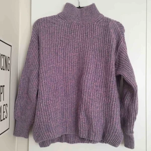  - Helt underbar polotröja som tyvärr inte kommer till användning 💔 Passar även S. 📬 Frakt 63 kr