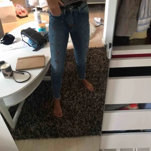  - Detta jeansen är ifrån hm och aldrig använda, säljer pga att dom är för korta. det ska va en mom jeans modell