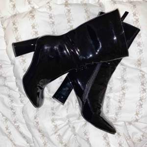 - Black shiny boots - Square toe and heel - Very good condition, only used once  Can meet up in Norrköping, Linköping and Stockholm. Otherwise, buyer pays shipping.