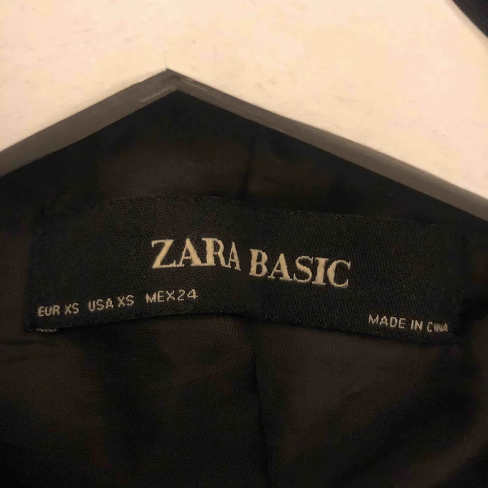 Den perfekta skinnjackan från Zara !!! 🤩😍 Jag är 169 lång och brukar ha S. Den är lite för liten för mig med hoodie eller tjocktröja under därför säljer jag! Inga anmärkningar, som ny!🥰 Pris kan diskuteras! Köpare står för frakt.. Jackor.