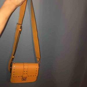  - Liten axelremsväska i en fin gul färg. Använd två gånger så den är så gott som ny🥰