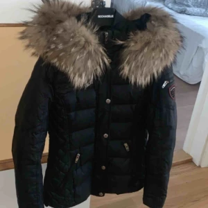  - Kort rock and blue jacka i perfekt skick, utan några skador. Använd sparsamt under 1 vinter, säljs pga att jag inte behöver den. Äkta ljus päls 