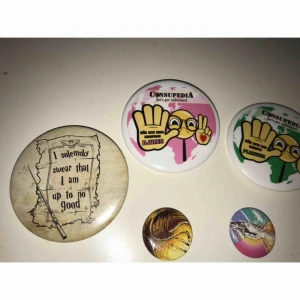 Pins - PINS! Säljer nu flera pins i olika storlekar från olika ställen. Mindre repor på några, fast inget som stör! Liten = 9kr + frakt Stor = 15kr + frakt. Skriv gärna vid frågor <3 ✨✨PINK FLOYD ÄR SÅLD