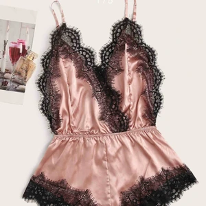  - Rosa speta byxdress. Aldrig använd. 