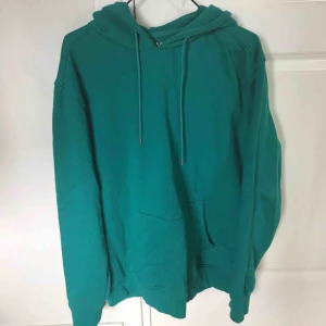 Turkos hoodie - Köpt från Carlings. Inte använt så mycket. Super mysigt material på insidan. Färgen är mörkturkos. Frakt ingår i priset!