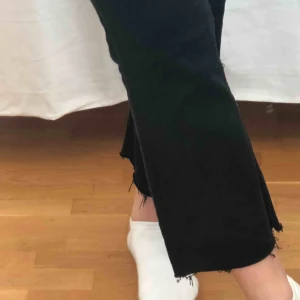  - Svarta cropped jeans från Zara. Aldrig använda men prislapp finns tyvärr inte kvar. Skulle säga att de är små i storleken då jag brukar ha 27 eller 28 i jeans