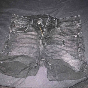  - Snygga svarta shorts från hm. Aldrig använda!  Skulle säga xs eller xxs!   100kr ink. Frakt 50kr 