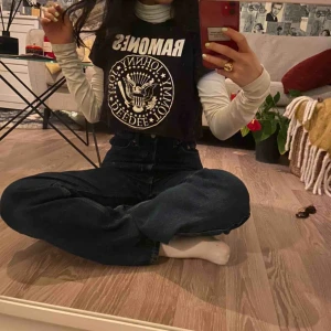  - Tröjan sitter lite loose på en så man kan både använda den om man har storlek Xs eller S! 