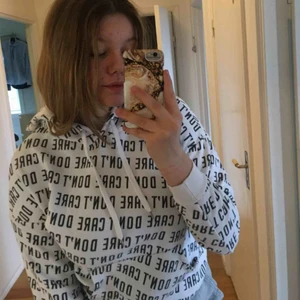 - Hoodie from New Yorker med texted “don’t care” över hela. Lite nopprig men annars som ny!