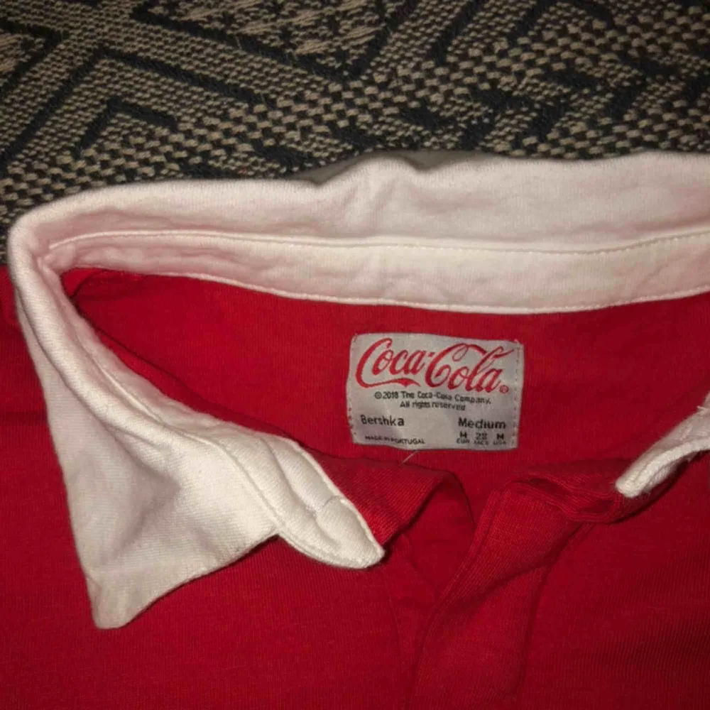 En Coca-Cola tröja från Bershka som är ganska kort❤️ hör av er för mer info. T-shirts.