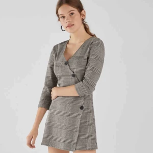  - Jumpsuit, framme klänning och bakom shorts 