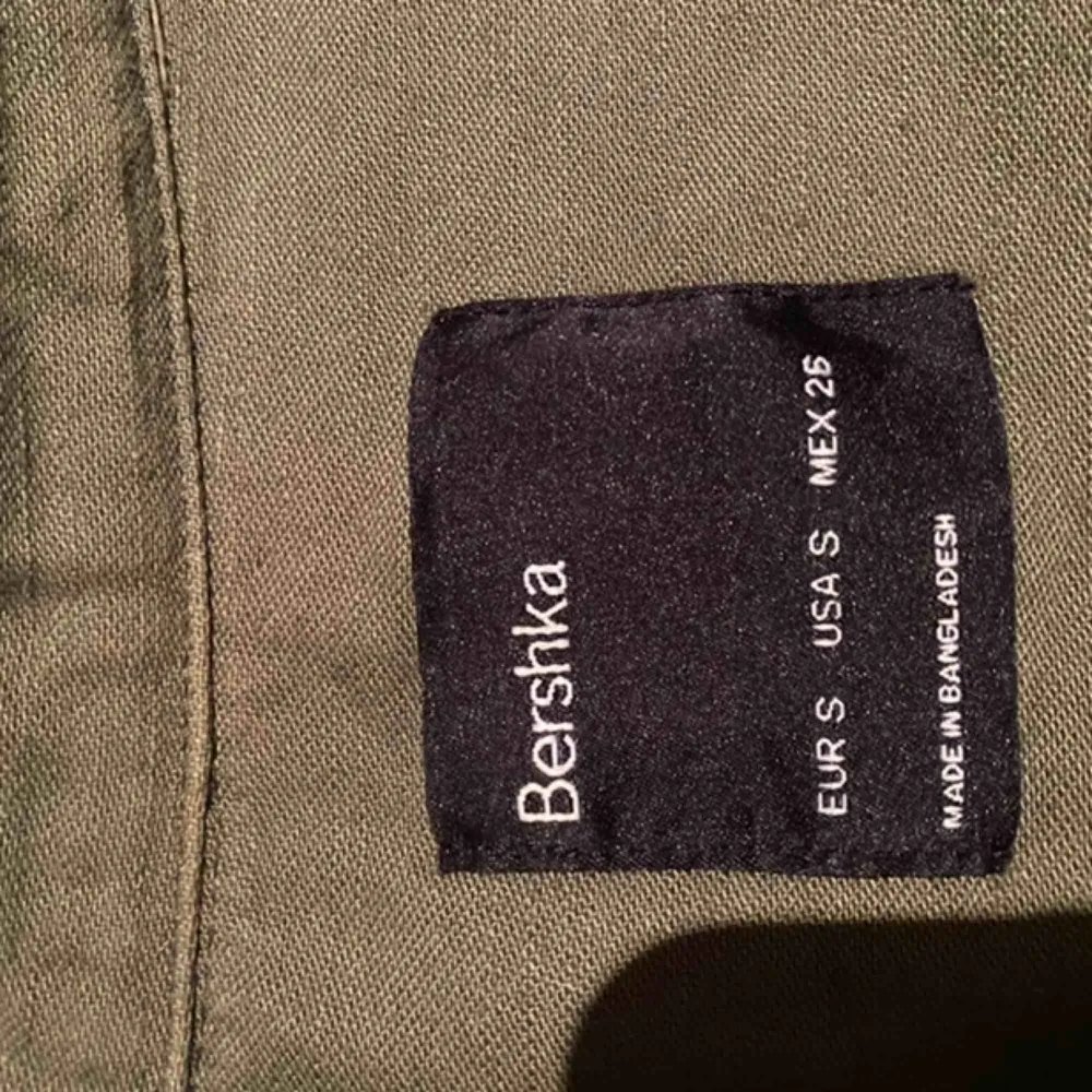 Snygg militärgrön jacka från Bershka. Köpt för 2 år sen men sparsamt använd, inga fläckar eller liknande!! Säljes pga att jag inte använder den länge.   Köparen står för frakten💕. Jackor.