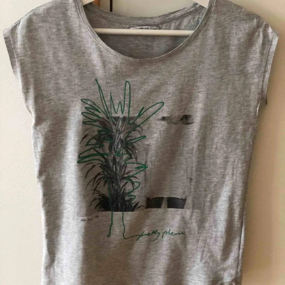 🌿T-shirt 🎋 Storlek Xs Använd 1 gång, som ny 30 kr 📮Kan skickas mot fraktkostnad 🚫Djurfritt och rökfritt hem. T-shirts.