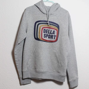 DELLA SPORT hoodie Stl S - Grå skitsnygg hoodie med PODDENS PODD DELLA SPORT tryckt på bröstet. Oanvänd, unisex S. Skriv vid frågor! Frakt 65kr