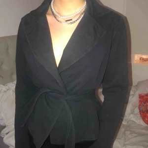  - Cool cardigan/kimono från Giorgio Armani i strl L, dock väldigt liten i strl skulle snarare säga att det är en S/M. Köpt vintage och är oanvänd. Frakten ingår i priset!⚡️ Det blåa tonerna i första bilden är från kameran.