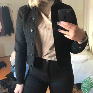  - Den perfekta svarta jeansjackan.  Slim model!