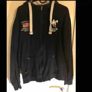 Säljer min vinson polo club hoodie för bra pris för den är för liten för mig.