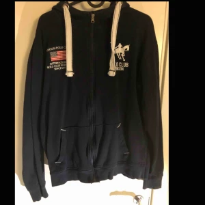  - Säljer min vinson polo club hoodie för bra pris för den är för liten för mig.