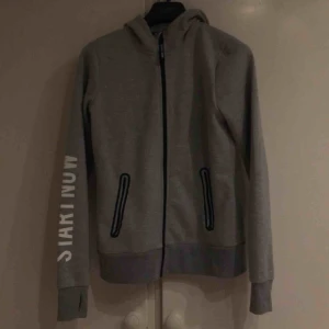  - Denna hoddie med dragkedja är i storlek S men är kroppsydd. Sitter jättefint och perfekt om man ska ut o springa en runda. På armen står det START NOW. Frakt tillkommer
