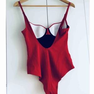  - Snyggaste baddräkten✨ Hög skärning vid låren, djup rygg, bygel och vadderad kupa. Storleken är italiensk strl 42 skulle motsvara 38 i vanlig strl. Kupan är C75. Skulle möjligtvis passa B kupa. Märke gravin. Högsta bud✨