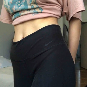  - Nike leggings, välanvända men bra skick! Nypris 700kr. Frakt ingår i priset.