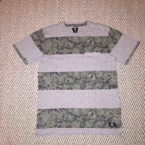  - T-shirt med bröstficka från DC i bra skick Sparsamt använd Inköpt på skateout i Örebro  Kan skickas om köparen står för frakt