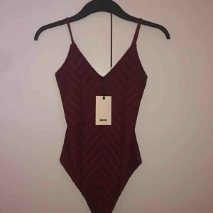 Röd body  - Jättefin mörk röd/vinröd body från bikbook, alldrig använd. 