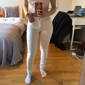 Vita jeans från zara, aldrig använda! Är i storlek 34 men skulle säga att de är lite större. Medelhög midja💜