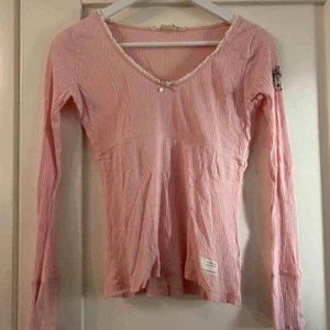 Oddmolly tröja - En fin tröja ifrån Oddmolly som är använd ett fåtal gånger. Tröjan är i en fin rosa färg och i stl 0 vilket motsvarar XS