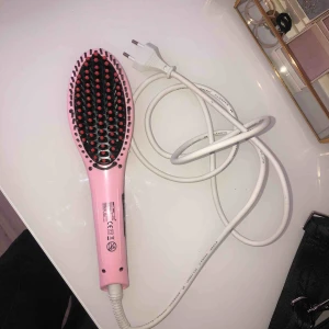 Plattång  - Säljer nu min hår borste som värms och på så sätt används som en platttång och plattar håret medans du borstar det😍detta är den bästa jag någonsin haft men tyvärr så använder jag inte platttång längre