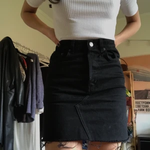 Svart jeanskjol  - Svart jeanskjol från & Other Stories. Använd ett fåtal gånger. Har en liten fläck i övre högra hörnet (se bild 3) som bör gå att tvätta bort. Nypris var 500 kr. 