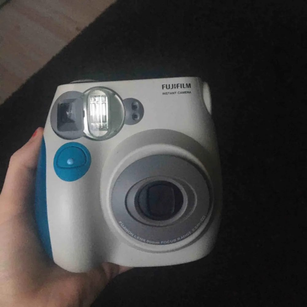 Säljer min fina polariodkamera eftersom jag inte använder den längre! Kameran använder sig av Instax mini film, tror att det är paket med 10 bilder som finns att köpa i vanliga fotoaffärer. Frakt tillkommer på 50 kr (kan stå för den vid snabb affär. Övrigt.