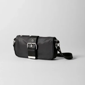 Linda shoulder bag  - Från weekday, superpopulär!🥳🥳