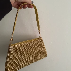 shoulder bag - jättefin glittrig väska tyvärr kommer den ej till användning 🌸 buda i kommentarerna eller privat hos mig:) HÖGSTA BUDET LIGGER PÅ 180kr!!!