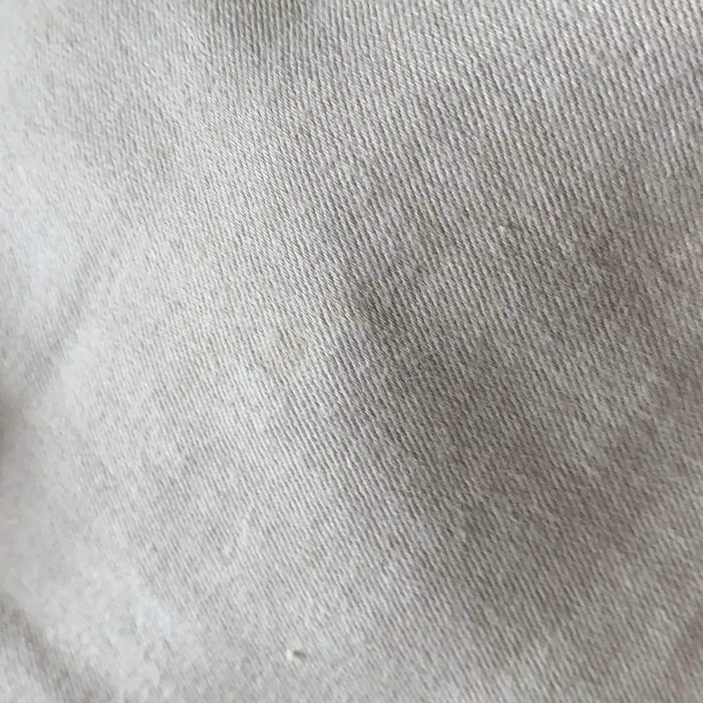 Ginatricot,Jättesköna beiga byxor! liten i princip osynlig fläck på låret (bild 3) frakt tillkommer. Jeans & Byxor.