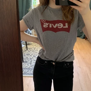 Levis t-shirt - Levis i storlek S! Jag är 162 cm lång och bär vanligen S i toppar så denna är inte supertight. Måttligt använd 💖