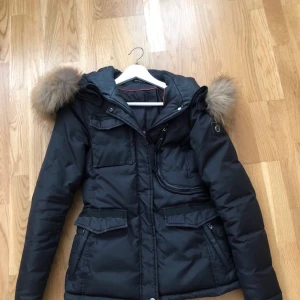 Hollies jacka - Hollies jacka storlek 38 liten i storleken. Hål vid baksidan av ärmen som går att laga. Väll använd ändå. Köpt för 4500kr för året:)